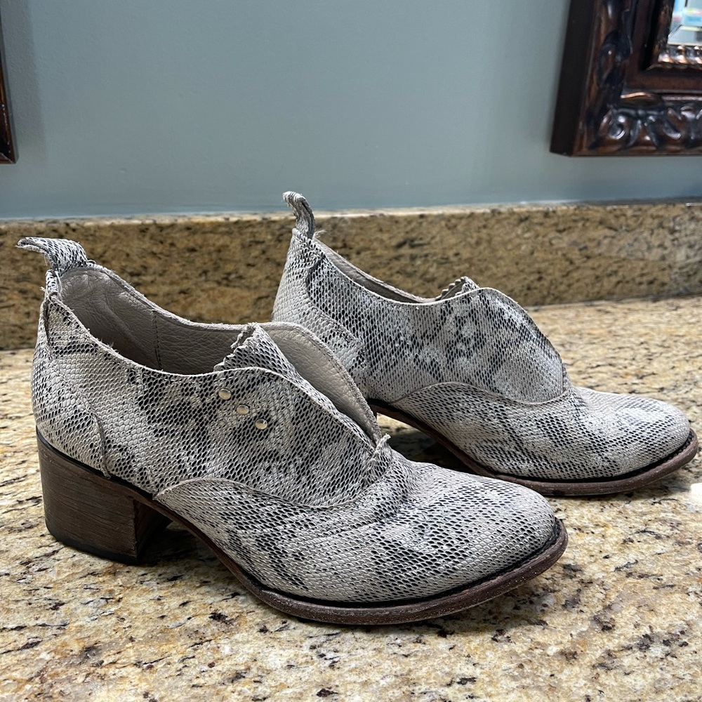 Freebird White Snake Sadie Size 8 PreOwned